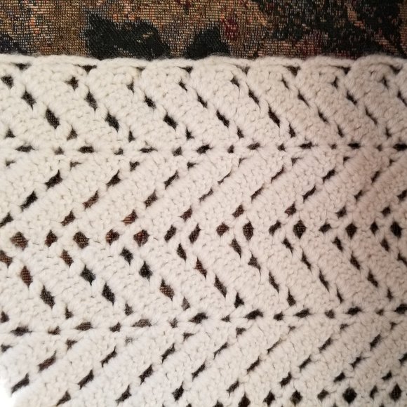 Crochet, lace, zig zag pattern, scalloped, cream, afghan/throw/blanket, handmade - Picture 5 of 5